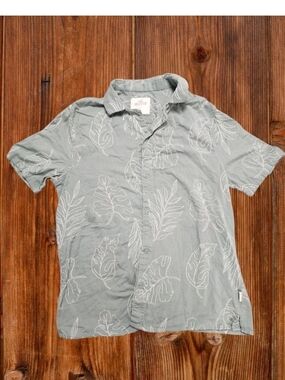 Hollister Short-Sleeve Button Down Green Embrodiered Leaf Print Medium Casual